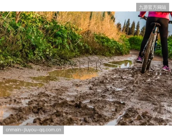 雨中超越的英雄：山地自行车赛场上的泥泞传奇